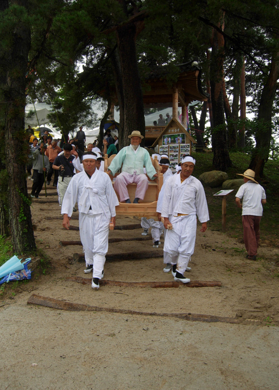 영좌에 오른 최돈춘 어른(영좌놀이)