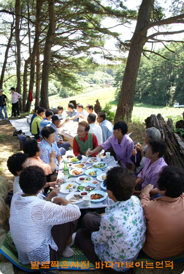 마을 잔치의 최고 하일라이트 음식이 나오고 있습니다.  