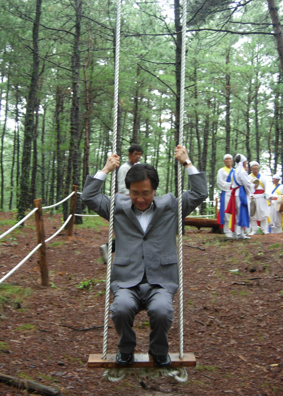 산책로 쉼터에 있는 그네를 타시는 시장님