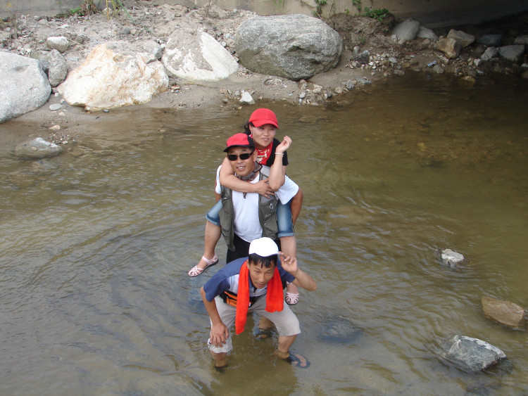 개울에서 동창생 업고 옛날의 하천 물놀이의 추억으로