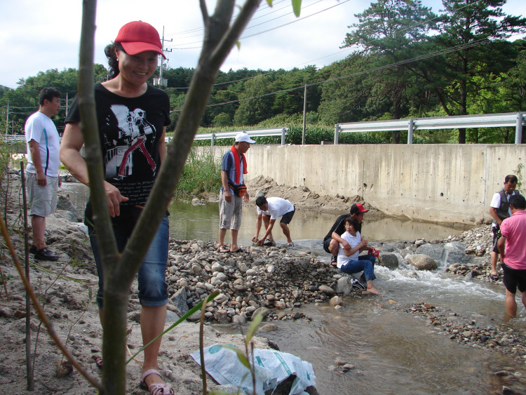 즐거운 물놀이에 십년은 젊어 보이네요
