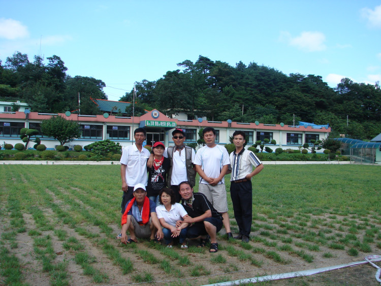 추억의 운동장에서 뛰어 놀던 친구들과 함께 잔디 구장에서