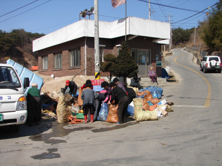 우리의 영원한 후원자이자 동반자인 부녀회원들의 마지막 분리 배출 손길 분주