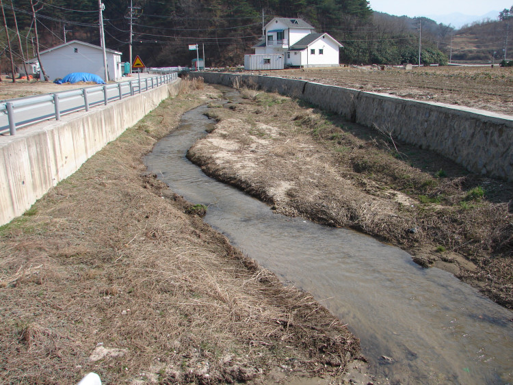 공사전 하류지역 사진입니다.