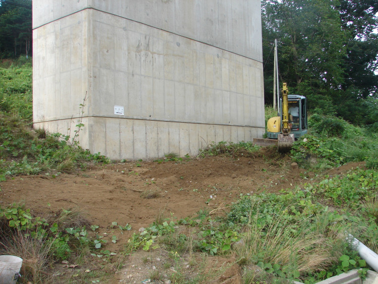 고속도로 다리 밑에 조그만한 공터입니다.