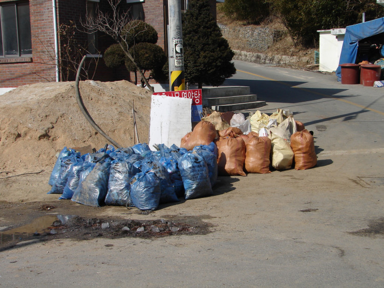나처럼 해봐라 요렇게 철저한 분리 수거 대단합니다 이장님 싱글 벙글