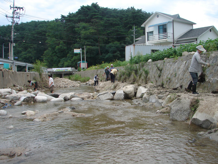 심는 사람은 심기에 열중이고 심는 반의 명애를 위하여 살아다오 기도하는 마음으로