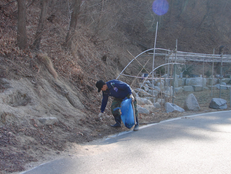 도로 주변도 소홀리 할수 없다 투철한 정신이 있어야