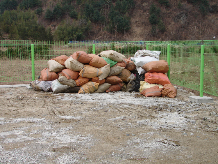 성산면 분리 수거장에 입고 하고 올해 성산면 쓰레기 분리 수거 1등을 목표로 계속 우리는 전진한다.