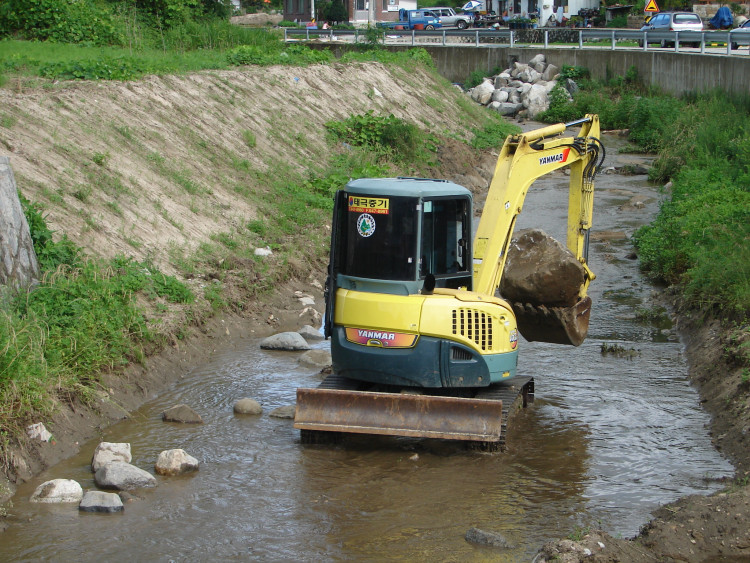 어느덧 토사가 제거되면서 모양이 나오기 시작는 하천모습