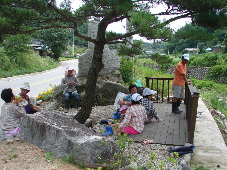 화단 가운데 평상 같은 넓은 휴식 공간에서의 꿀같은 대화가 이어지고