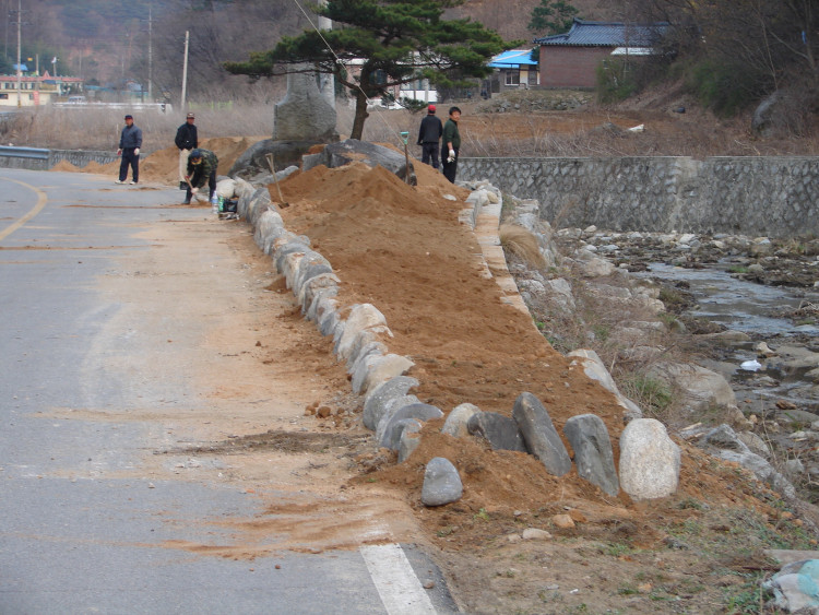 도로와 경계지역이 명확히 구분되고 정리 되어가는 모습