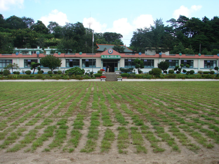 마지막 교문 나오면서 자랑스럽게 다시 한번더 찍어 봤죠