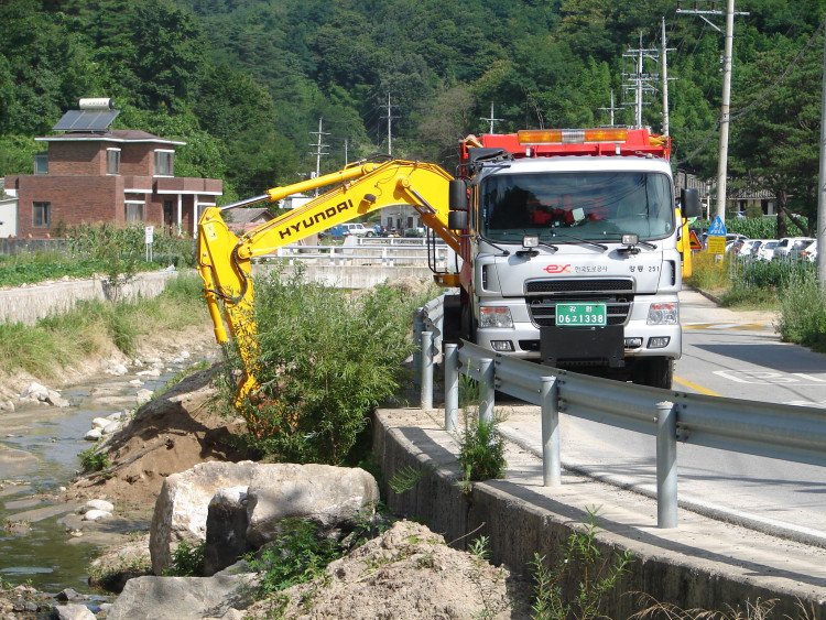 건설중기 파업으로 장비의 어려움이 있어 지원받아서 