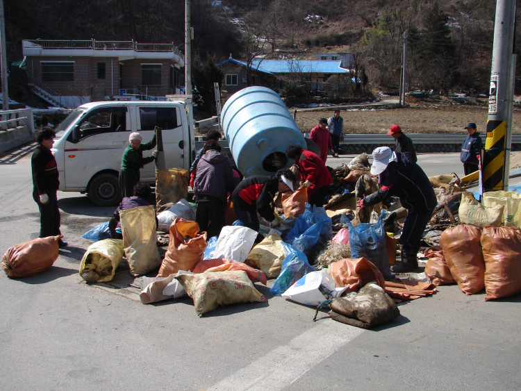 쓰레기 동산이 생길정도로 많은 량의 수거 분리 배출 효과 달성