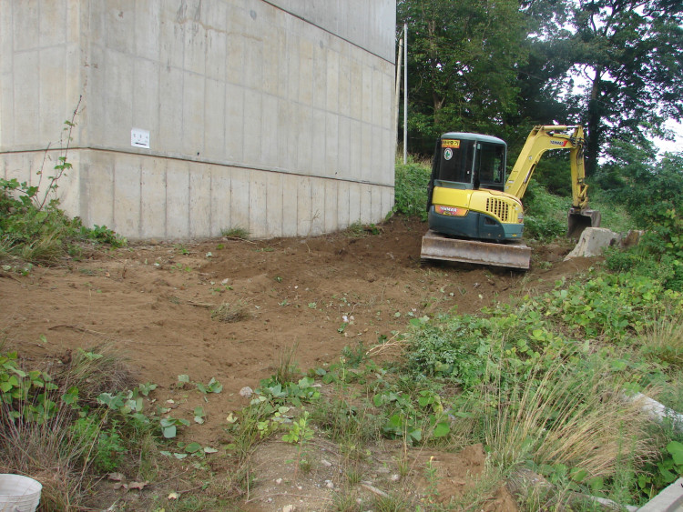굴삭기로 기초 작업은 대충 했지만 조금더 손봐야 해요