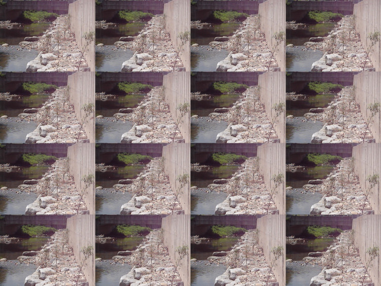 하천옆으로 인도 만들고 자갈 놓고 나무심고 보기 좋습니다.