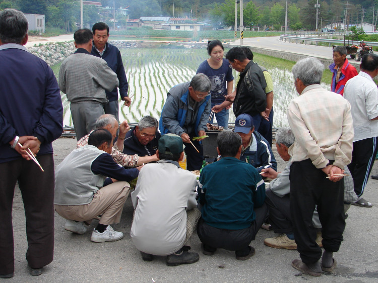 오손도손 앉아서 많이 구워 드세요