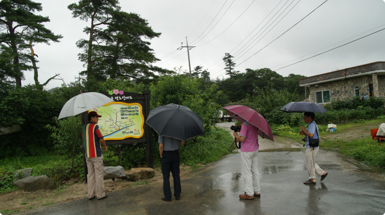 주문진 장덕리 마을회관앞에서