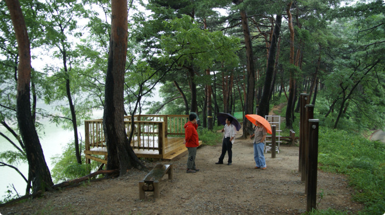 강남동 장현저수지변 쉼터