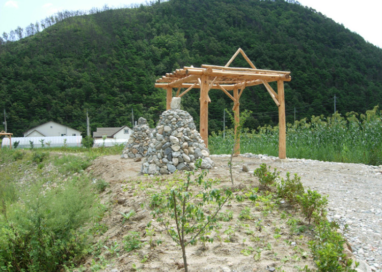 하천 옆에 조성된 파고라와 돌탑