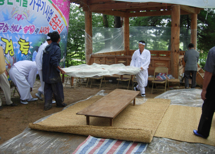 질음식으로 준비된 점심