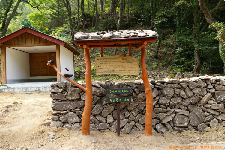 서낭당앞에는 유래등 설명이 있는 안내판을 하나 설치했습니다. 