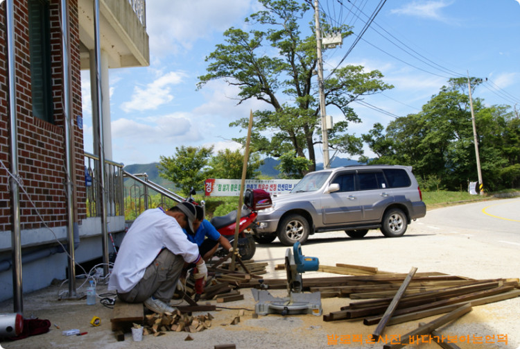 다른 팀에서는 덩쿨터널을 만들기 위한 거치대 작업에 열중이다.
