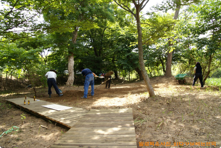 포토죤을 형성할 자리를 만들고 있다.