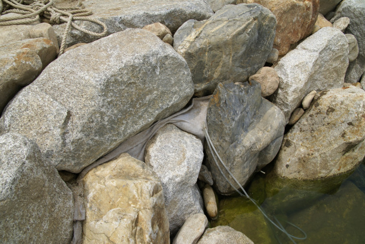 용금정 주변의 돌 쌓기 한부분 밑부분에 남아있는 부직포를 어떻게 처리해야 할것 같군요 먼가 식물을 심어서 ~~~