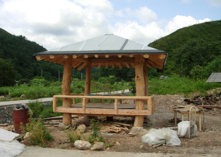 마을 회관앞에 정자(지붕 마무리가 남아 있음)