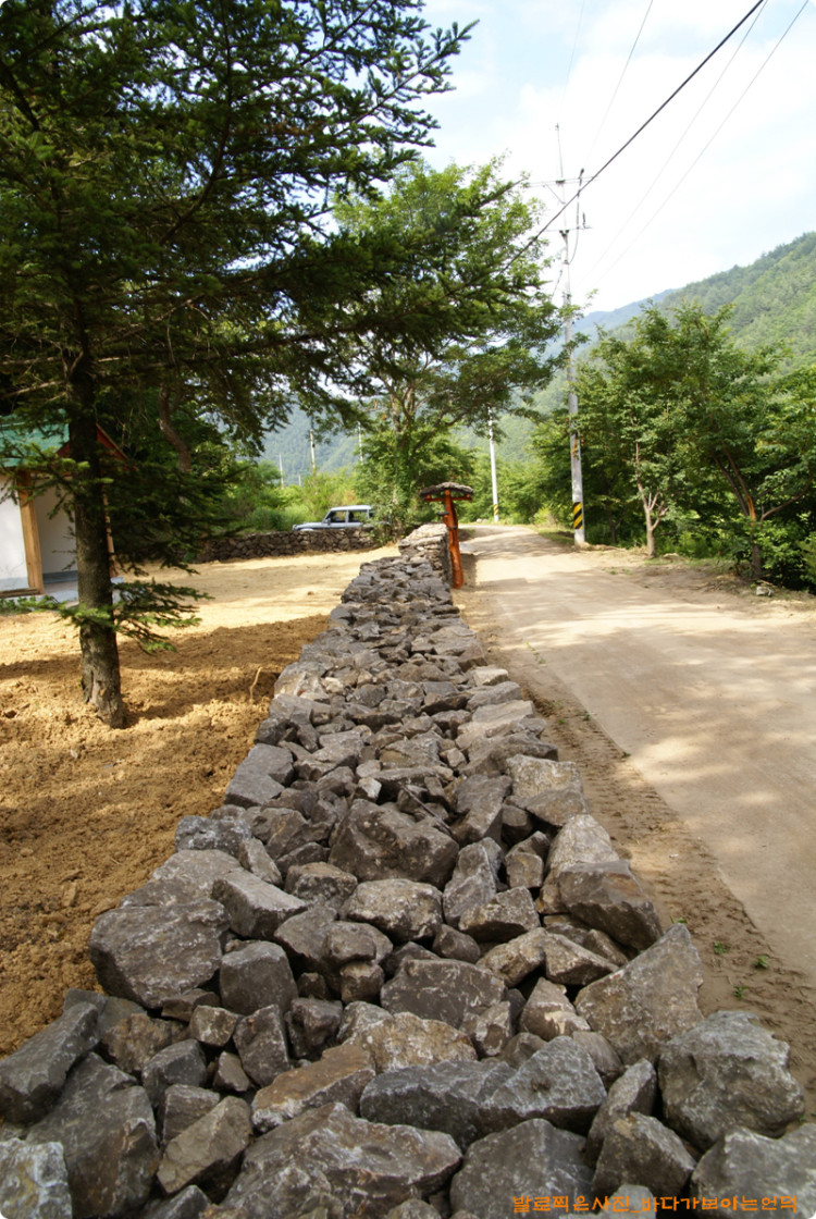 경계담장의 모습입니다. 전문가의 도움을 조금 받았다고 합니다. 