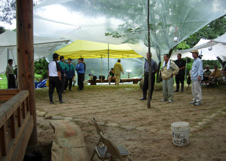 행사를 준비중인 마을 주민