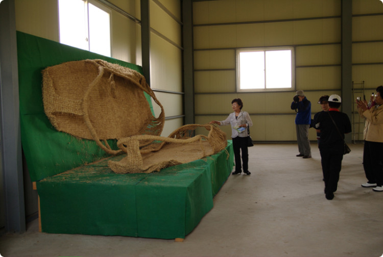 우리나라네서 가장 크다는 짚신도 둘러보았습니다. 사고의 전환이 필요하다는 설명도 잊지 않는군요