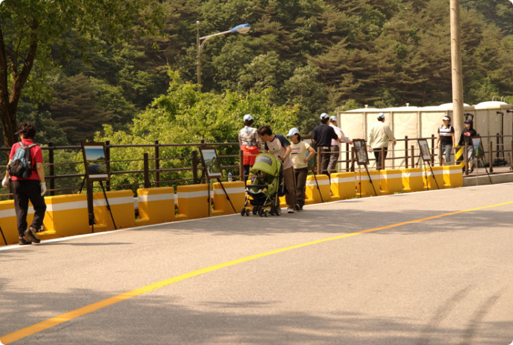 여행 온 사람들도 마을만들기에 대한 설명이 있는 전시물에 호기심을 보입니다.