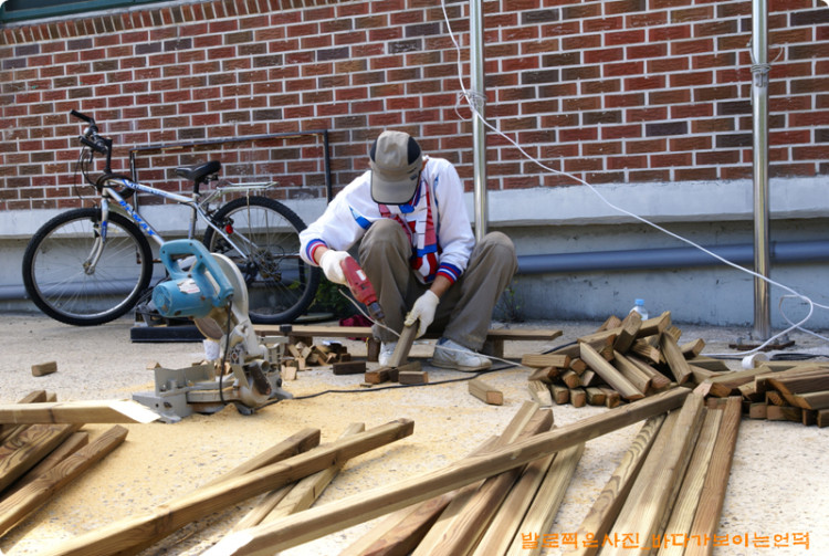 사진찍는지도 모르고 작업하기도 하고