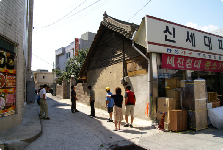 의견을 조정하고 있는 마을분들