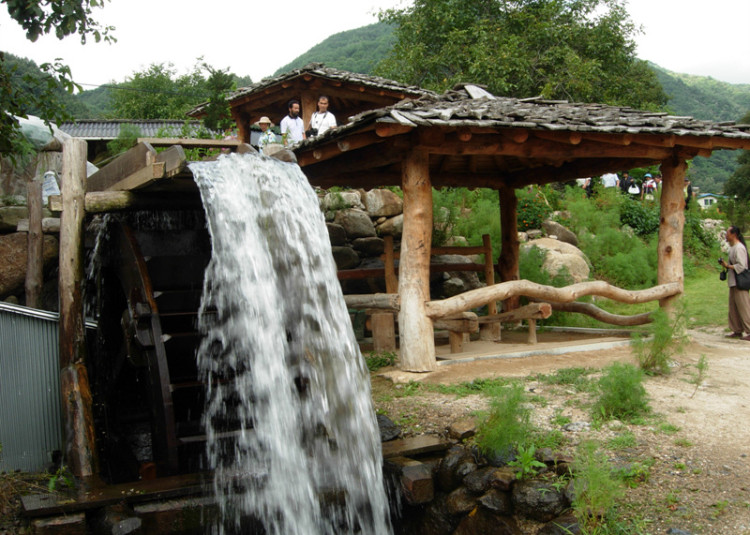 복원된 물레방아