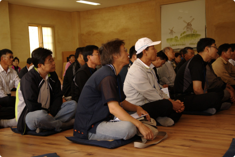 진지하게 설명도 듣고