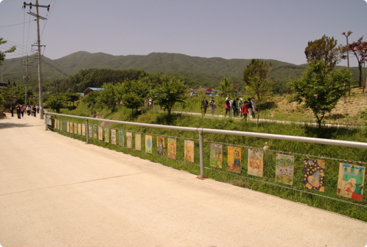 아이들과 함께 만든 안전팬스를 둘러보았습니다. 