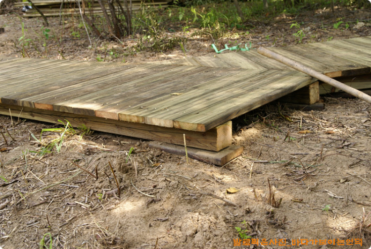 큰비에 대비하여 바닥에 바로 붙여서 물의 흐름을 방해하지 않게 고려해서 작업 중이다.