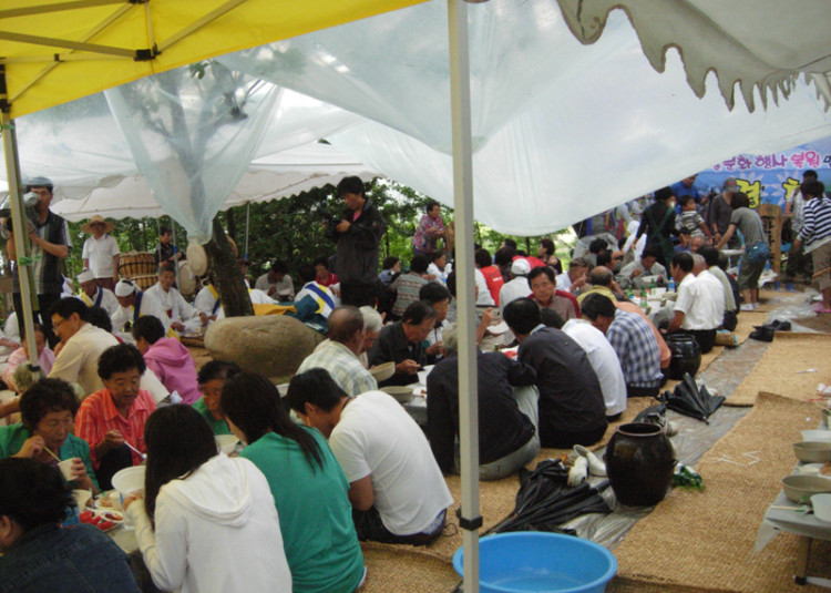 한자리에 모두 모인 주민들