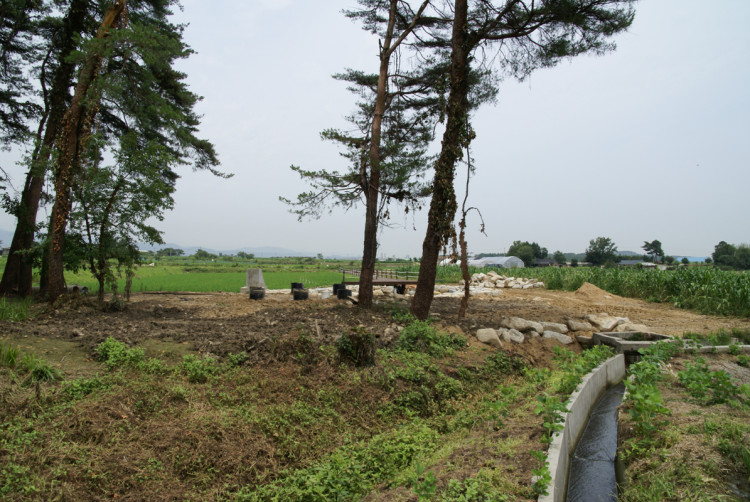 조금 뒤로 물러나 보았습니다.  이쪽에도 테크를 준비하고 있습니다. 지금은 기초공사중~~