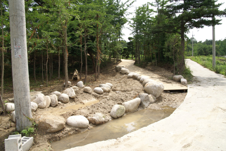 정자로 올라가는 보도를 만들고 있습니다.  