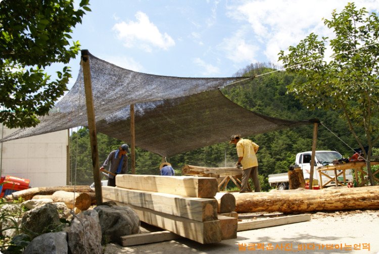 차곡차곡 작업의 흔적이 싸이고 
