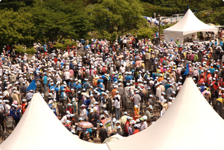 걷기에 앞서 앉아 있던 의자를 손수 치우고 