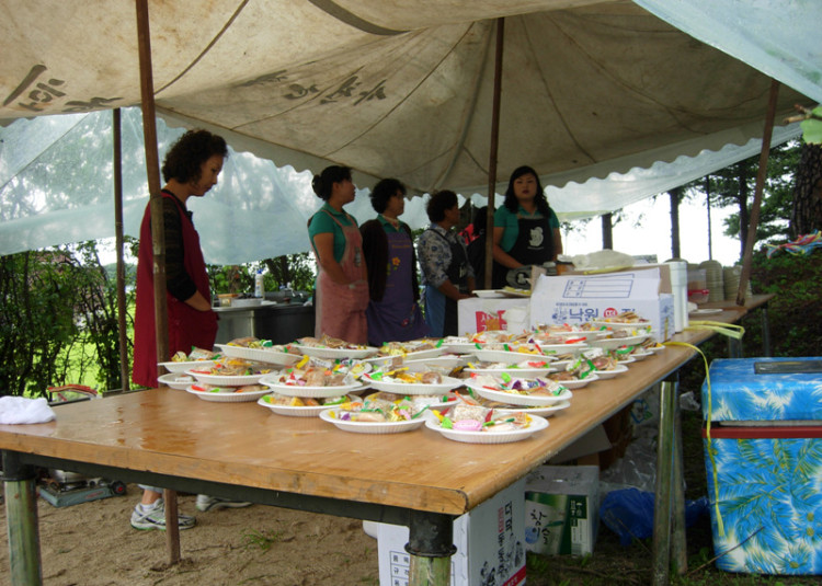 음식을 준비중인 부녀회