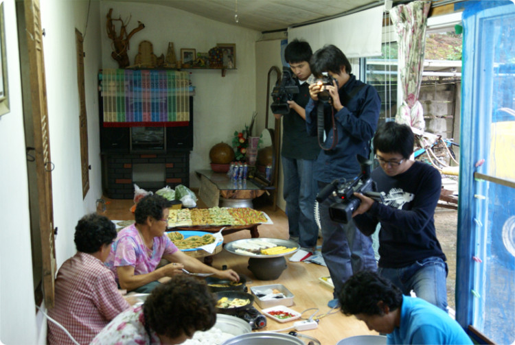 삼척대학 방송미디어학과에 다니는 동네 청년도 함께했습니다. 