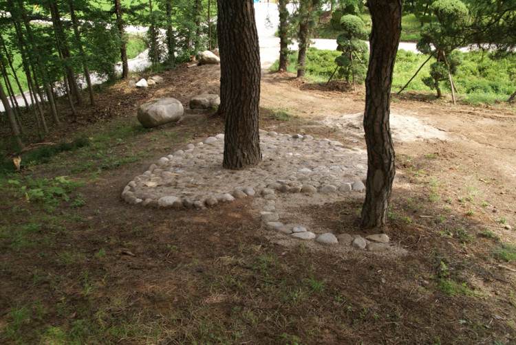 소나무 밑에도 예쁘게 ~~