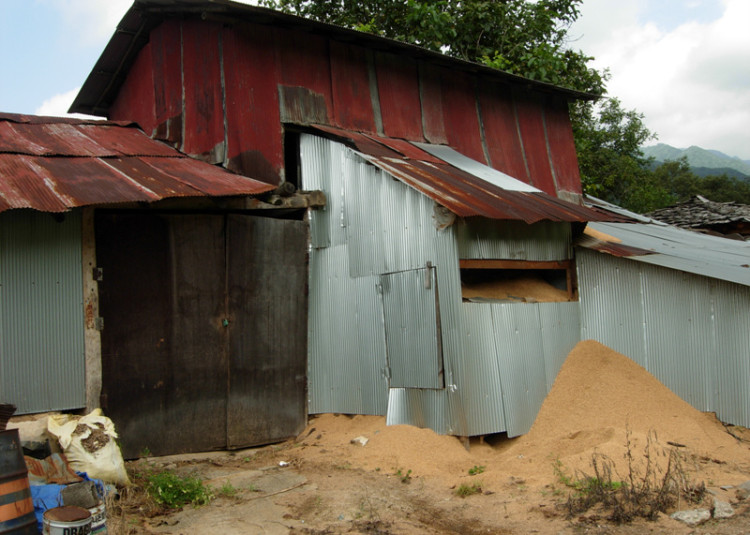 마을 정미소(옆에서는 물레방아가 열심히 돌아가고)